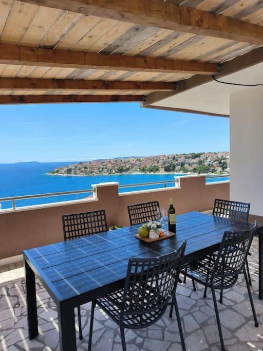 House Dea With Outdoor Jacuzzi Сasa de vacaciones Trogir